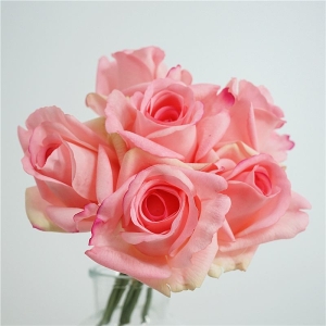 A bouquet with 6 roses