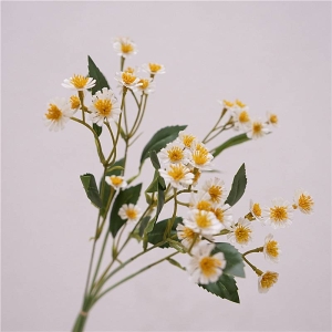 Artificial chamomile daisies