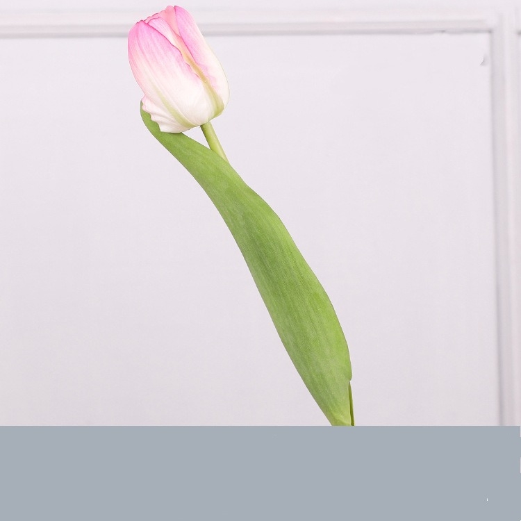 Hand-feeling moisturizing simulated tulip