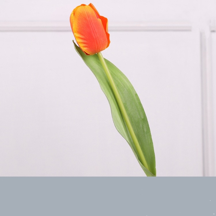 Hand-feeling moisturizing simulated tulip