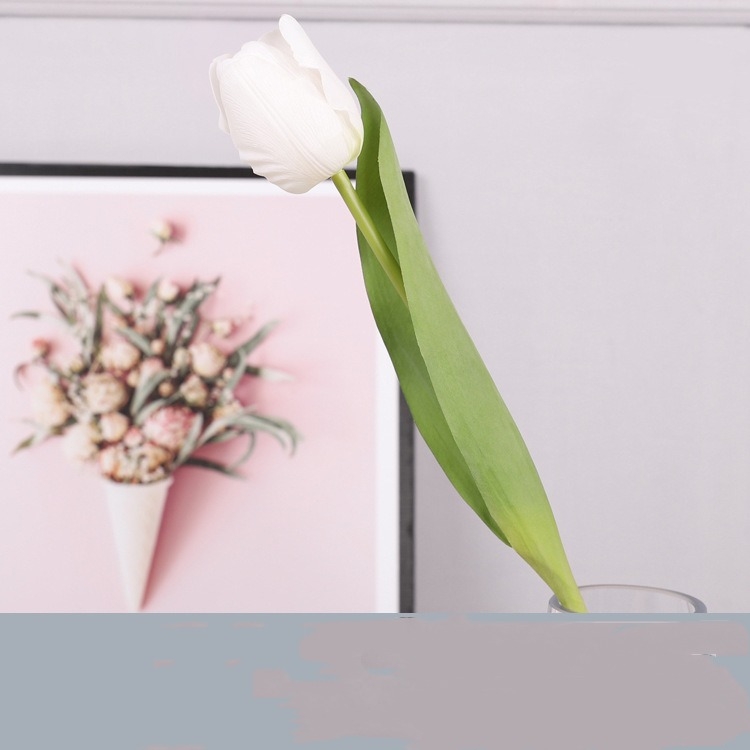 Hand-feeling moisturizing simulated tulip