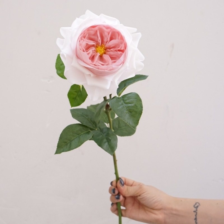 Highly realistic moisturizing rose