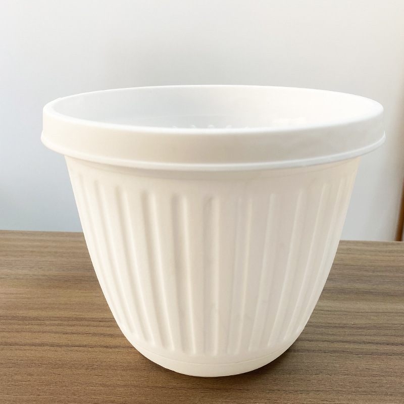 Plastic flower pots that can be hung up