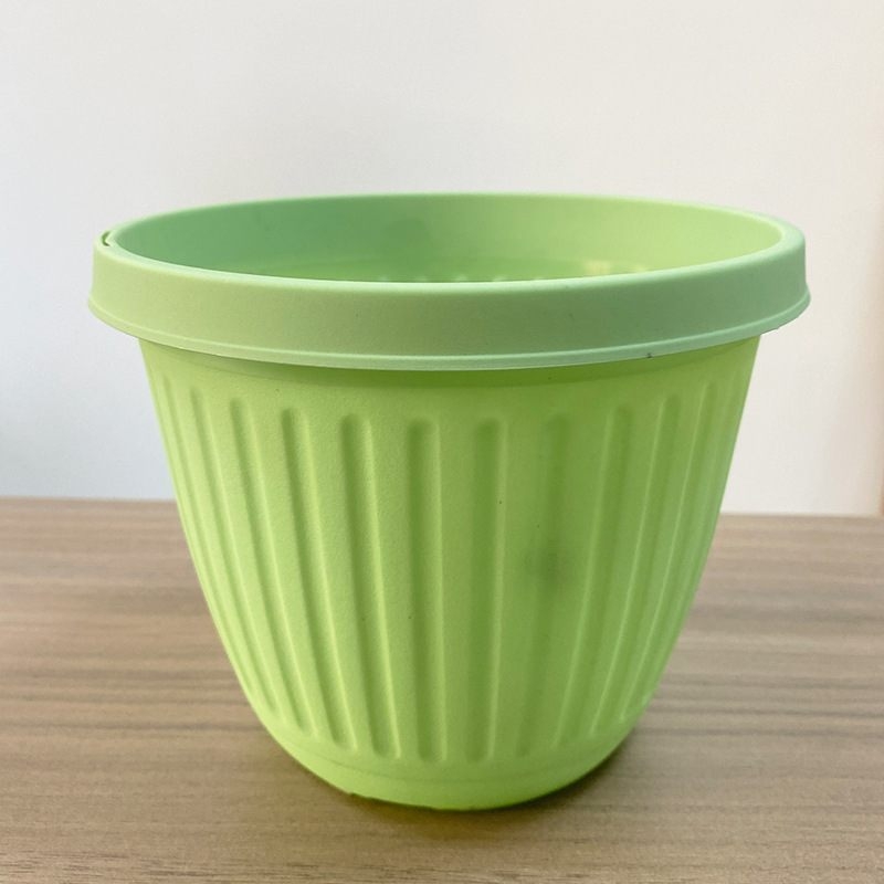 Plastic flower pots that can be hung up