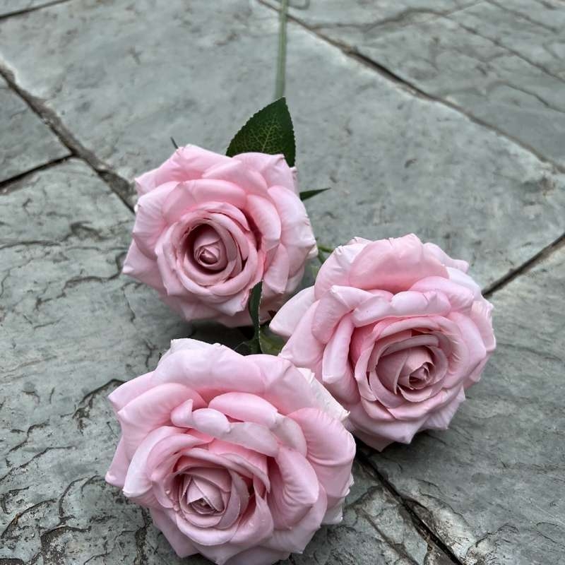 Simulated roses with three flower heads and curled edges