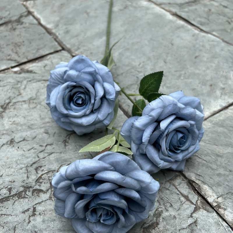 Simulated roses with three flower heads and curled edges
