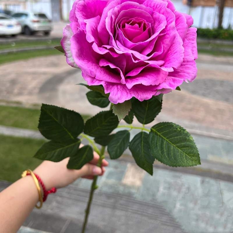 Hand-feeling moisturizing simulated rose