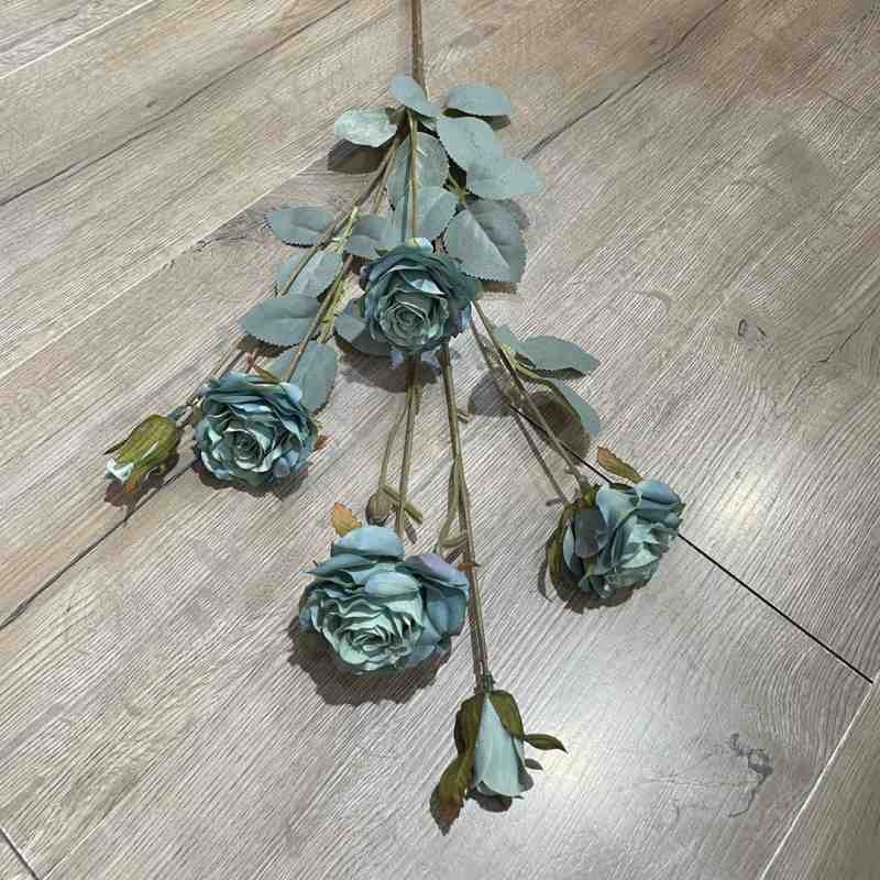 Vintage-style artificial roses