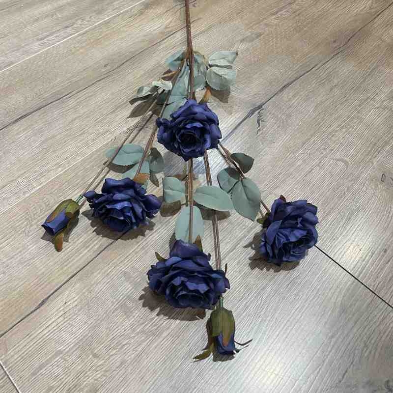 Vintage-style artificial roses