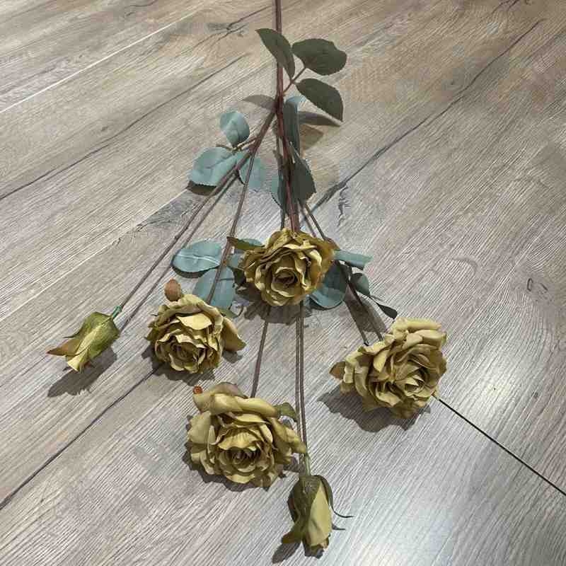 Vintage-style artificial roses
