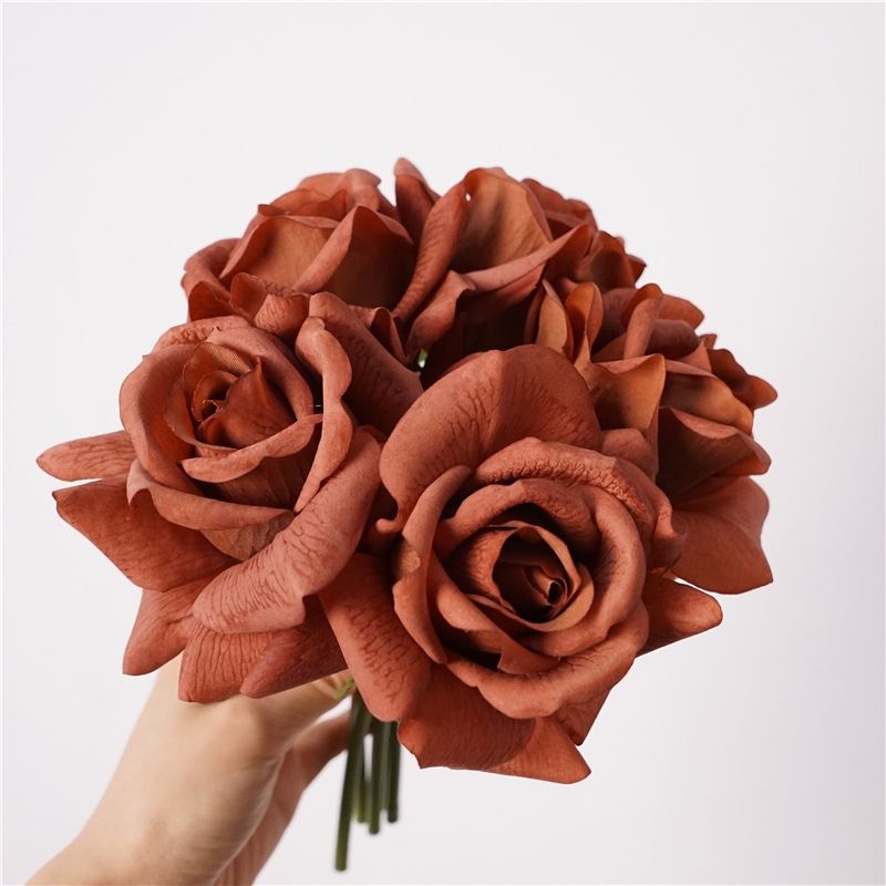 Artificial bouquet containing 5 roses
