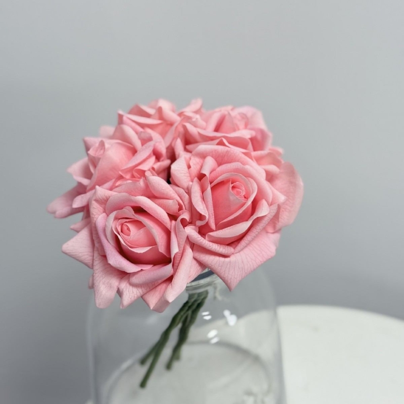 Artificial bouquet containing 5 roses