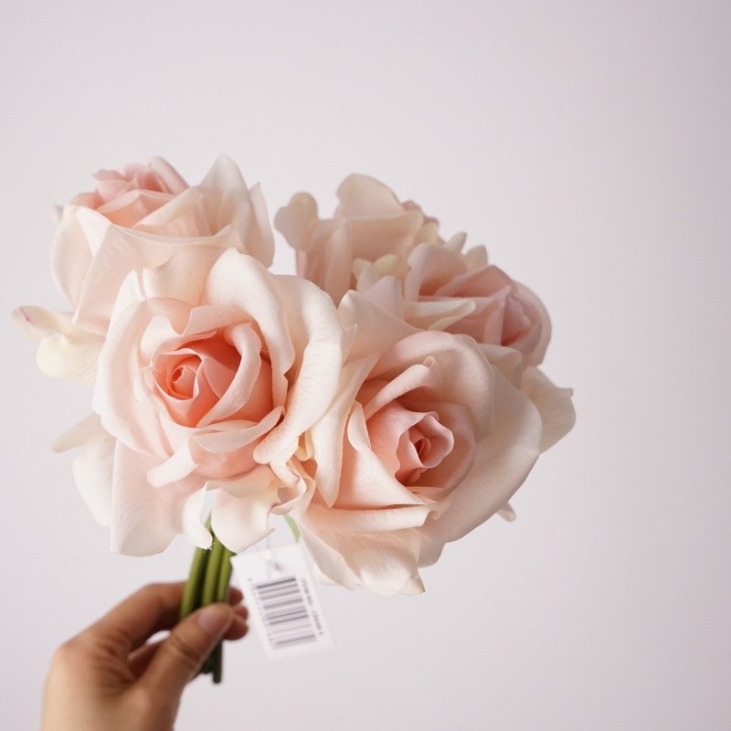 Artificial bouquet containing 5 roses