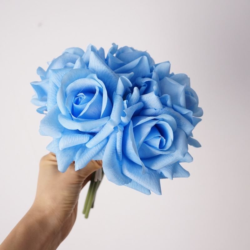 Artificial bouquet containing 5 roses
