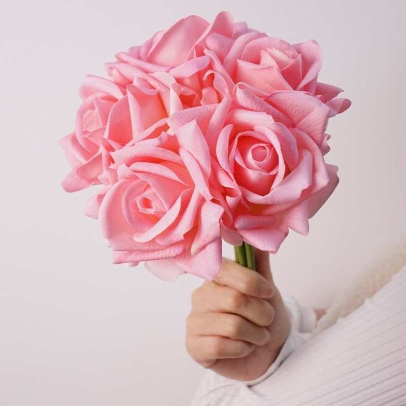 Artificial bouquet containing 5 roses