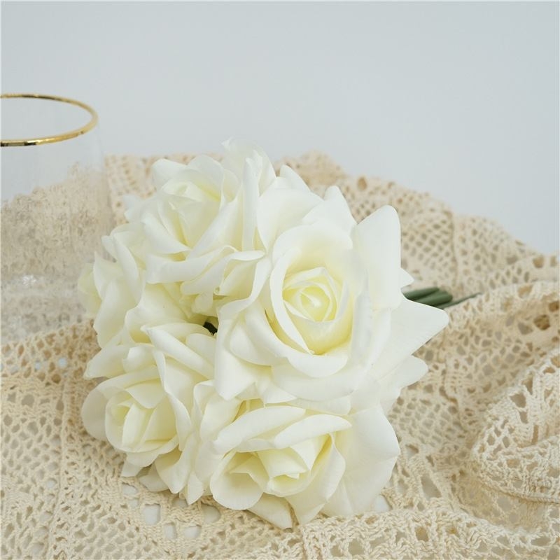 Artificial bouquet containing 5 roses