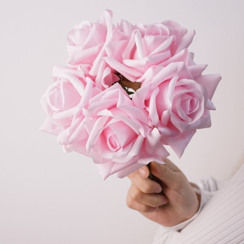 Artificial bouquet containing 5 roses