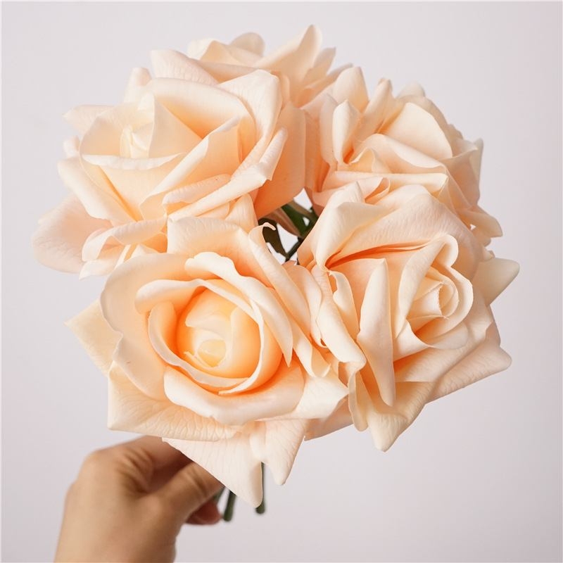 Artificial bouquet containing 5 roses