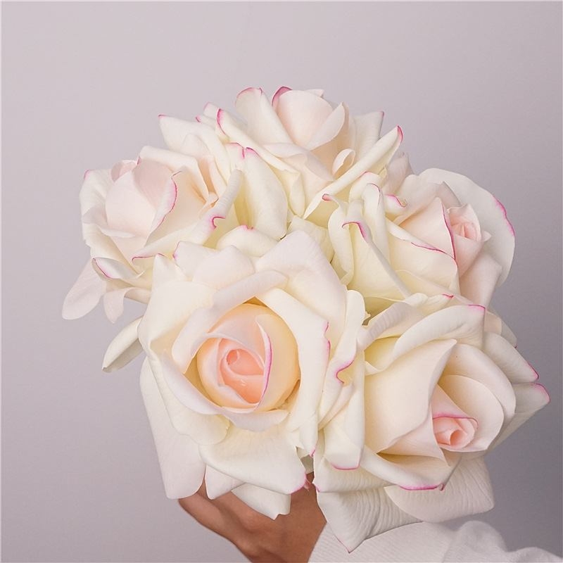 Artificial bouquet containing 5 roses