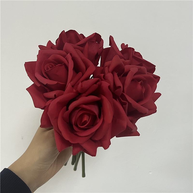 Artificial bouquet containing 5 roses