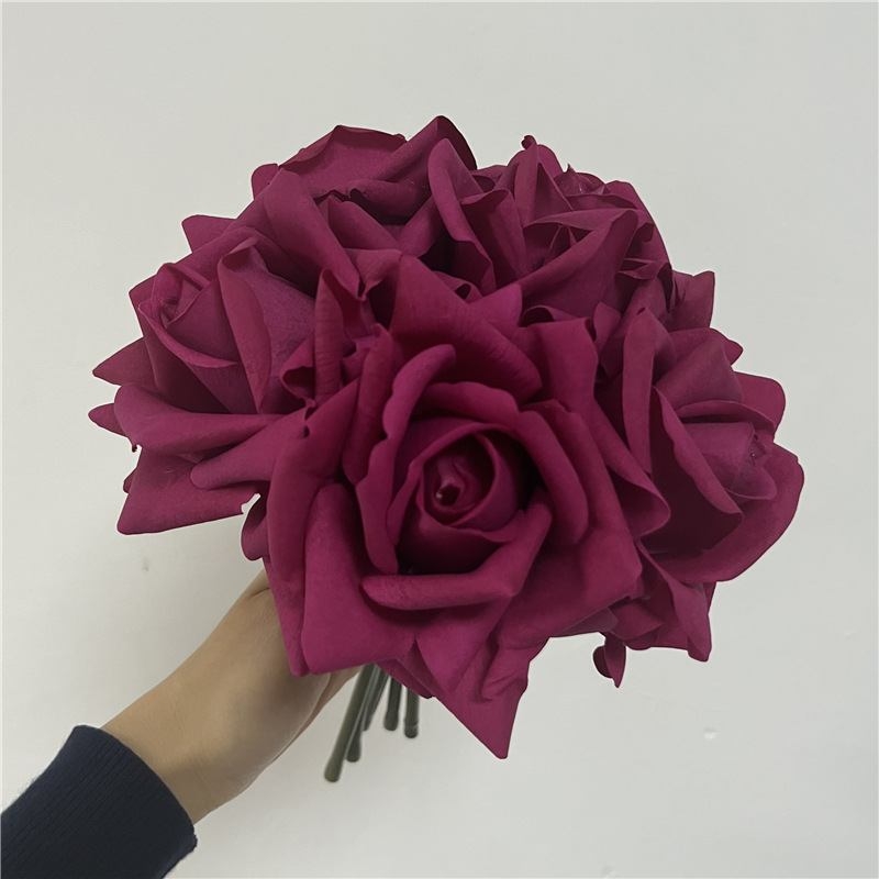 Artificial bouquet containing 5 roses