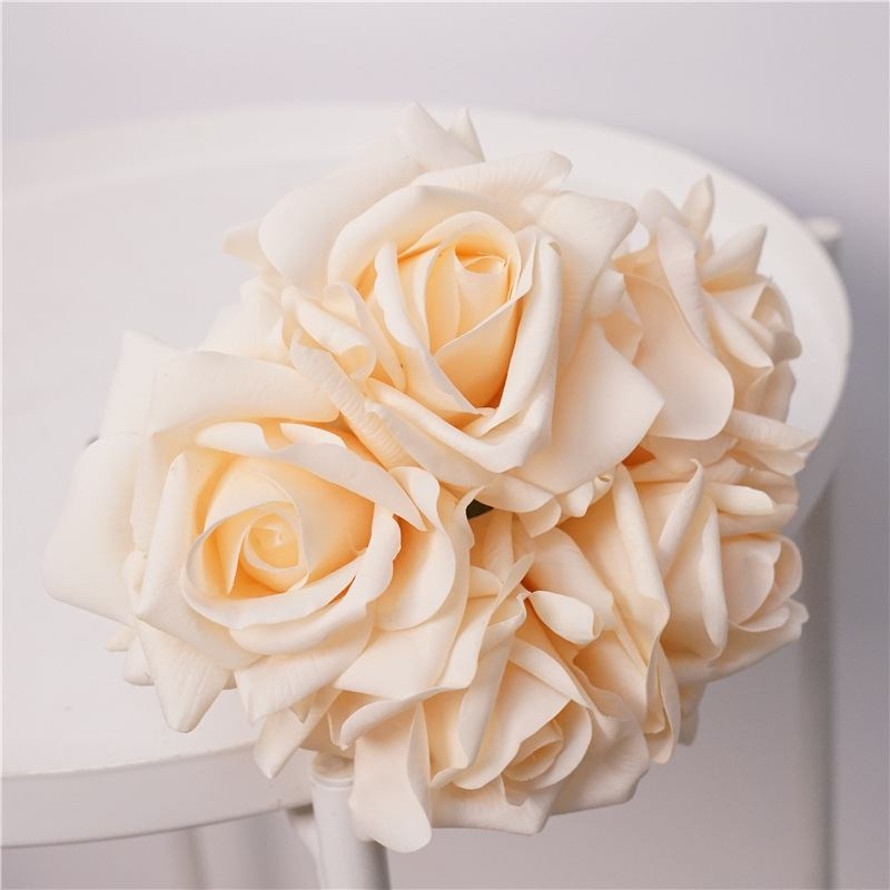 Artificial bouquet containing 5 roses