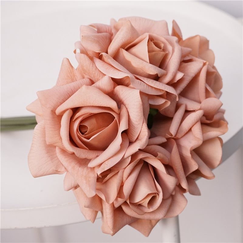 Artificial bouquet containing 5 roses