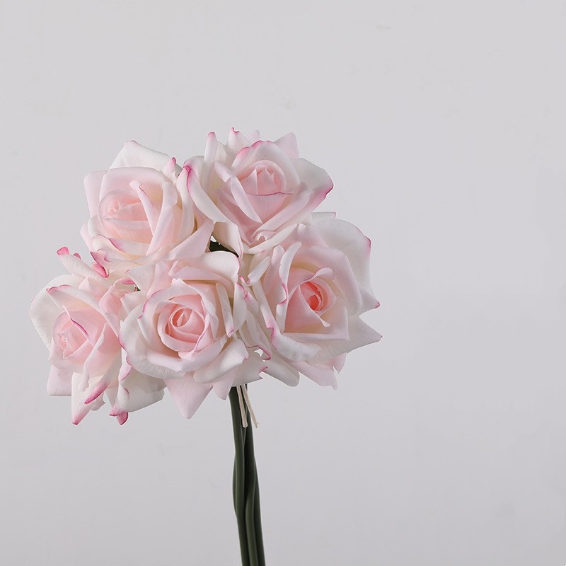 Simulated bouquet containing 5 roses