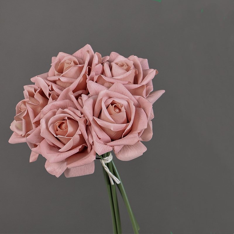 Simulated bouquet containing 5 roses