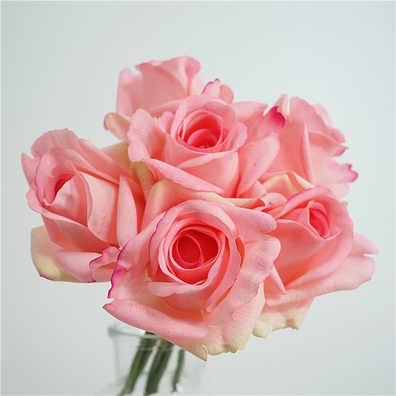 A bouquet with 6 roses