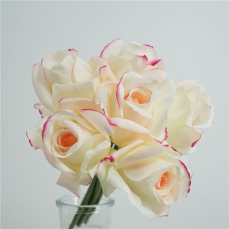A bouquet with 6 roses
