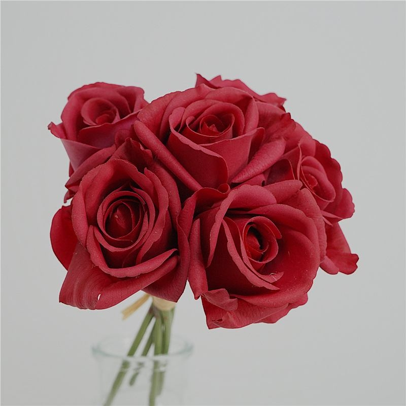 A bouquet with 6 roses