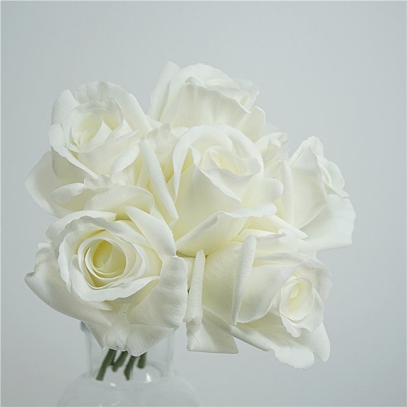 A bouquet with 6 roses