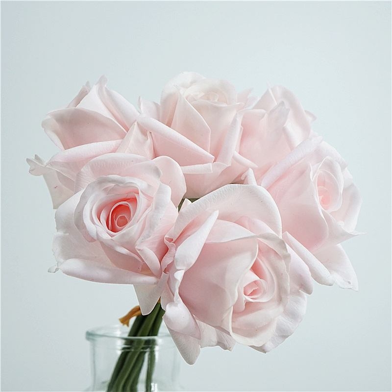 A bouquet with 6 roses