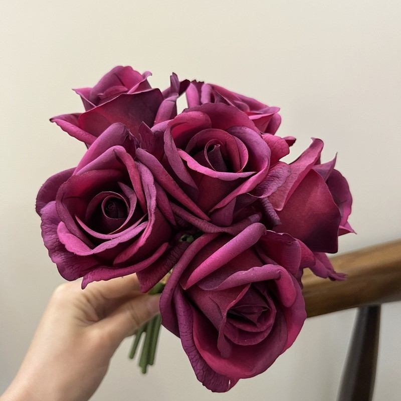 A bouquet with 6 roses
