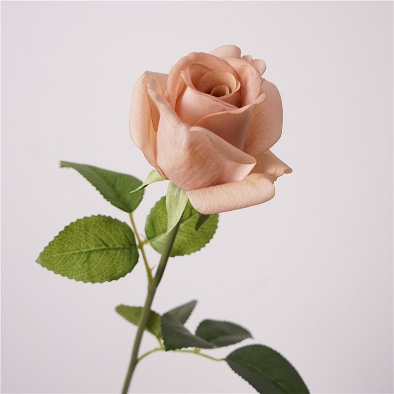 Hand-feeling moisturizing artificial rose