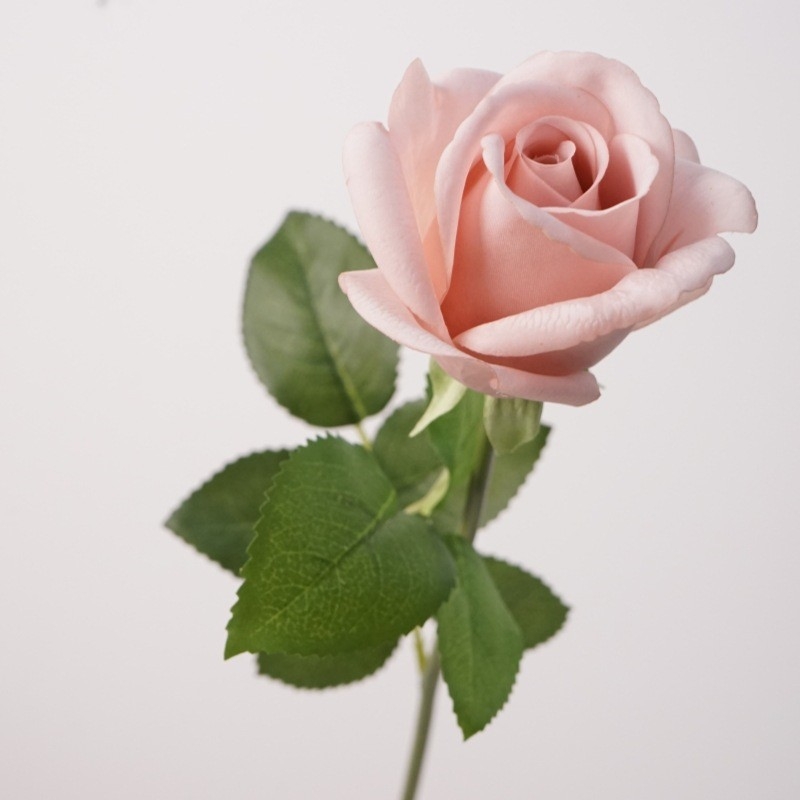 Hand-feeling moisturizing artificial rose