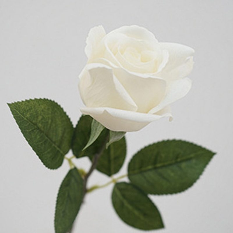 Hand-feeling moisturizing artificial rose