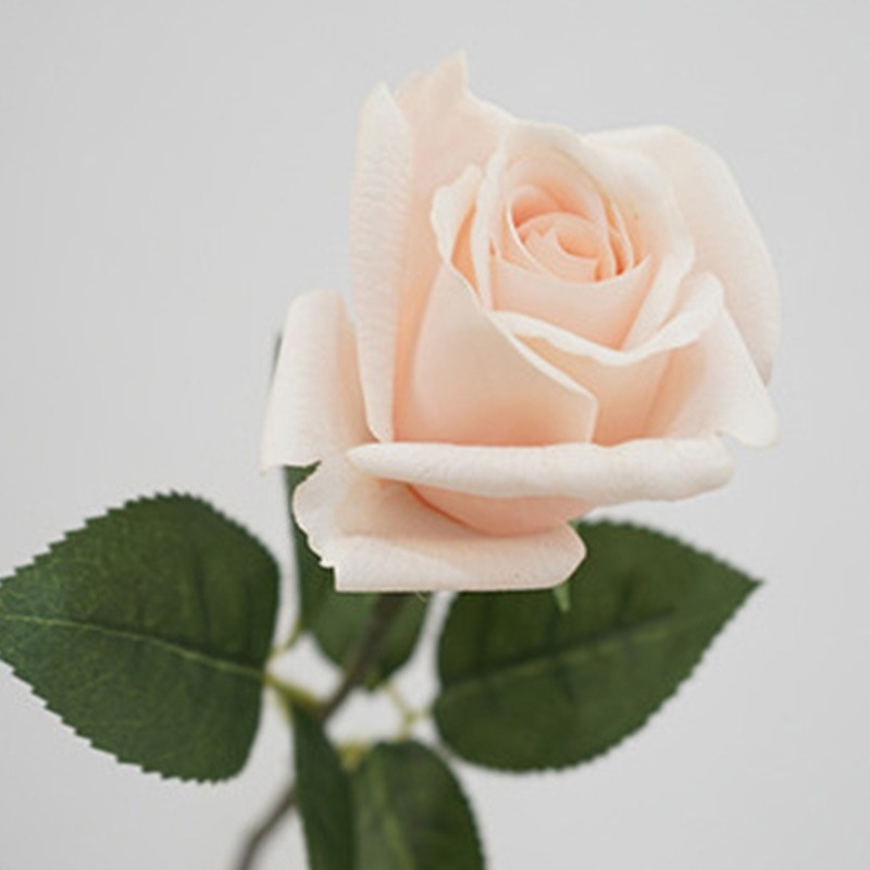 Hand-feeling moisturizing artificial rose