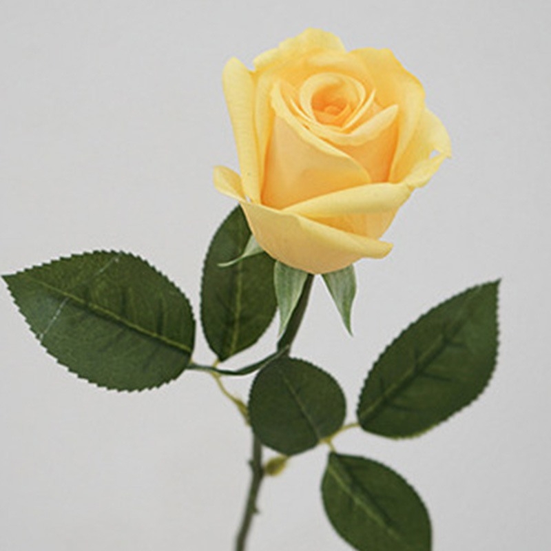 Hand-feeling moisturizing artificial rose