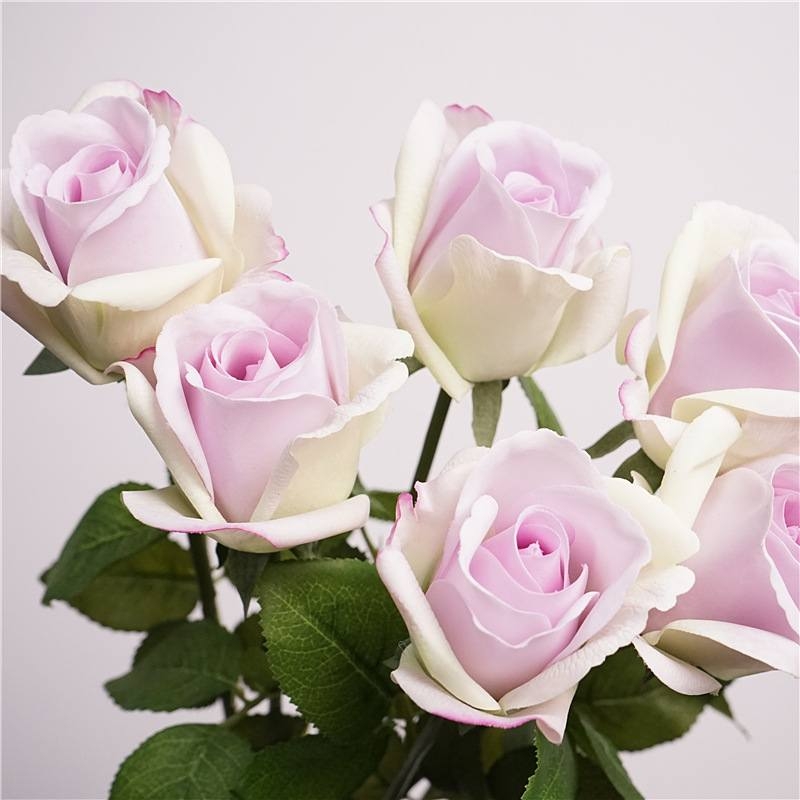 Hand-feeling moisturizing artificial rose