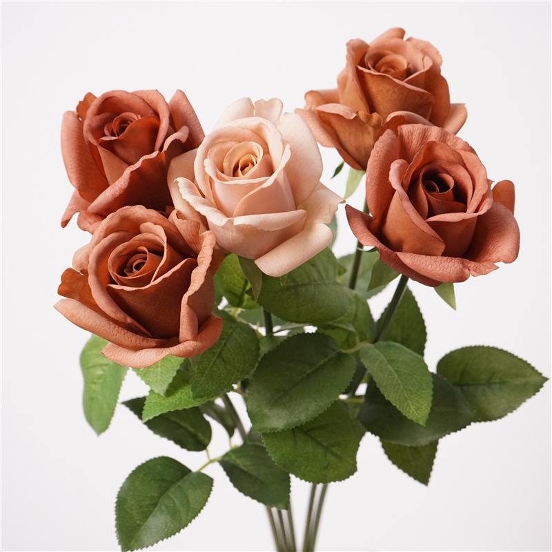 Hand-feeling moisturizing artificial rose