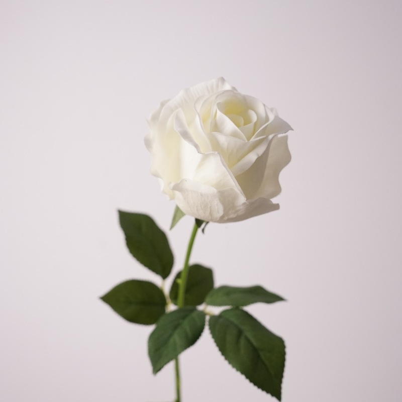 Wholesale of artificial roses with a hand feel