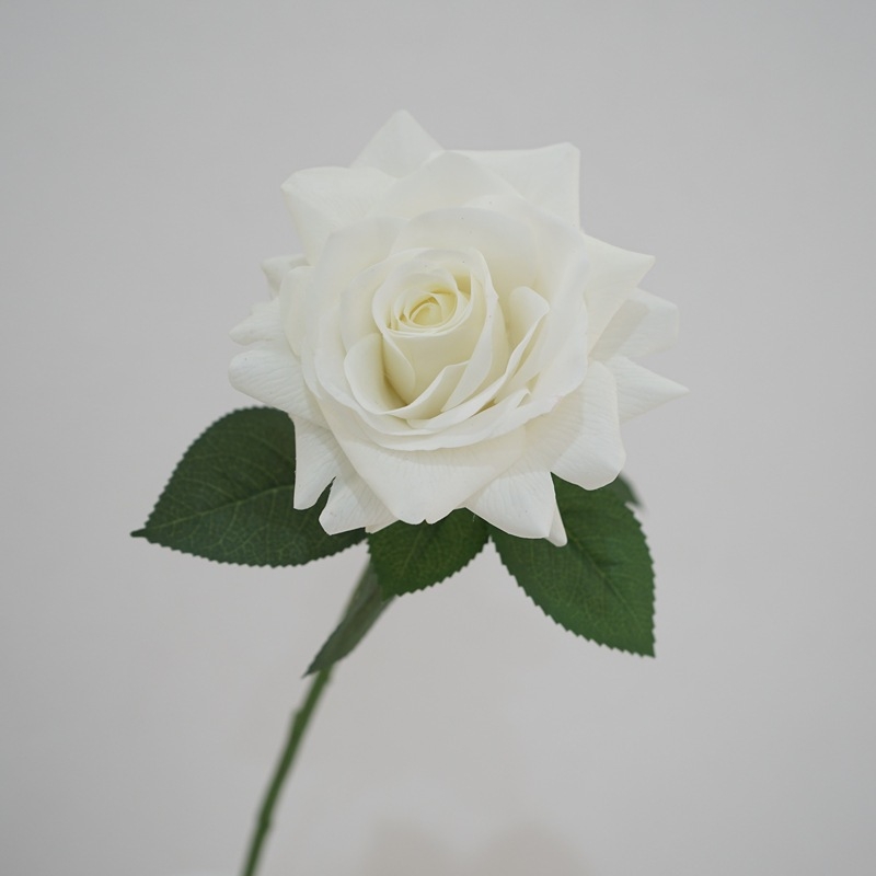 Realistic fake roses