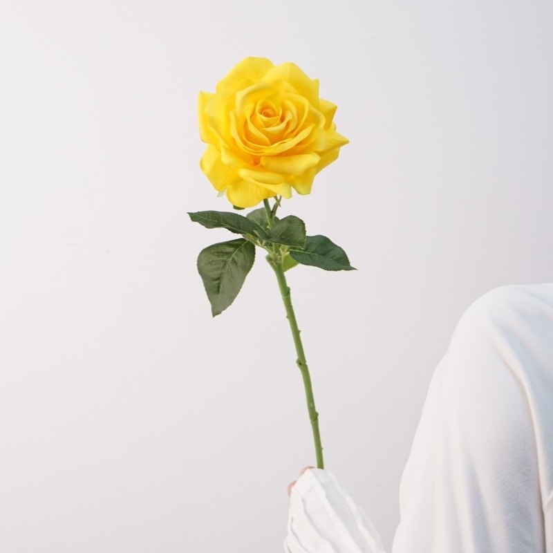 Realistic fake roses