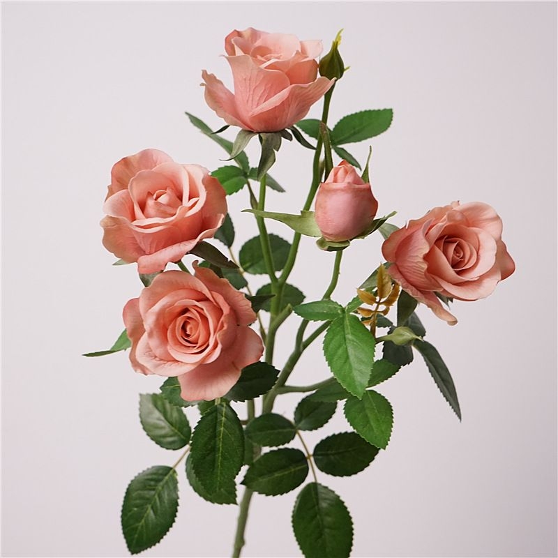 Lifelike artificial roses
