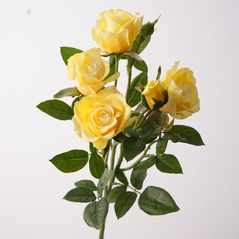 Lifelike artificial roses