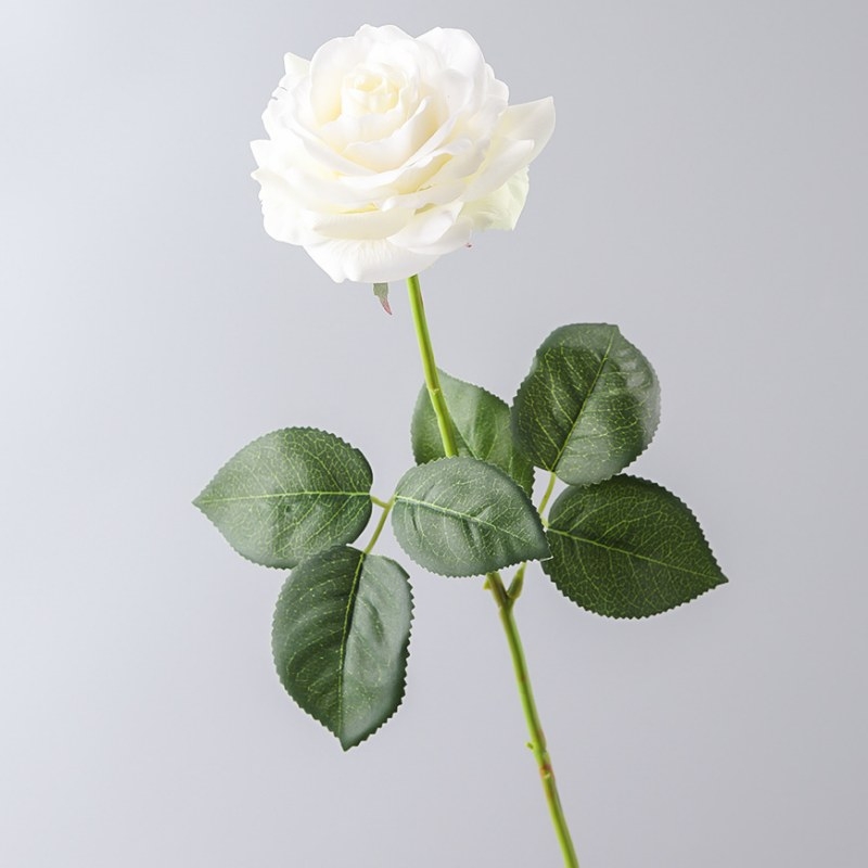 Highly realistic rose with a moisturizing feel