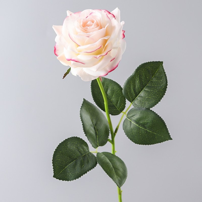Highly realistic rose with a moisturizing feel