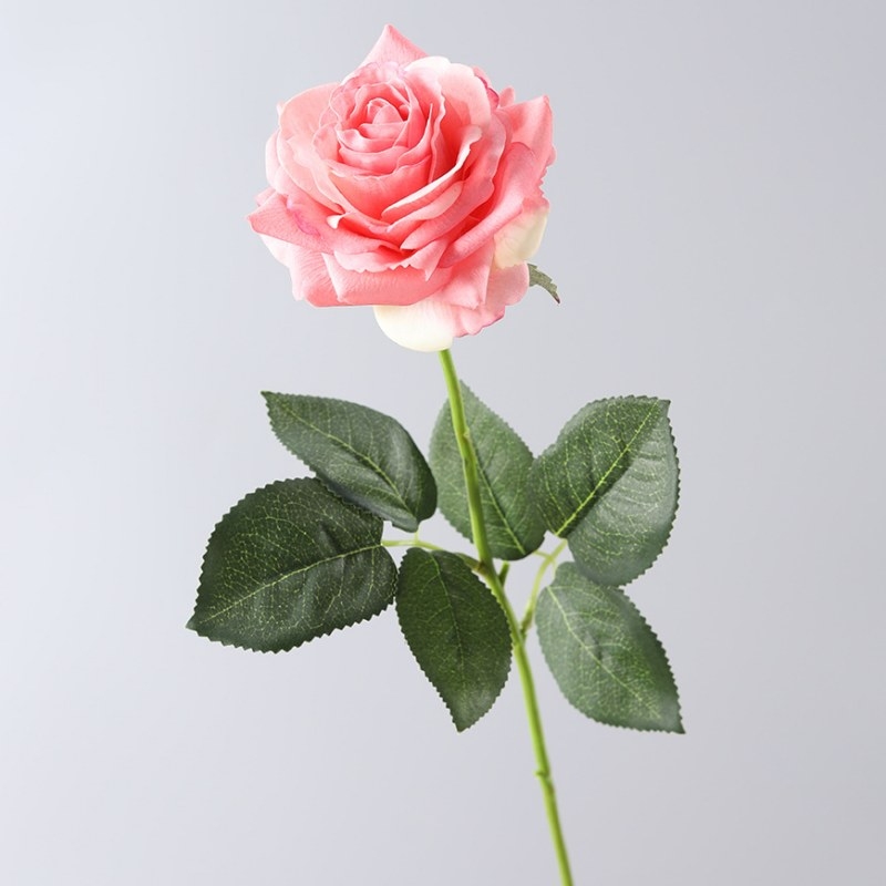Highly realistic rose with a moisturizing feel